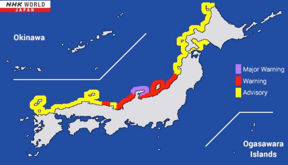 El servicio de noticias NHK muestra las regiones golpedas por las primeras olas del tsunami.