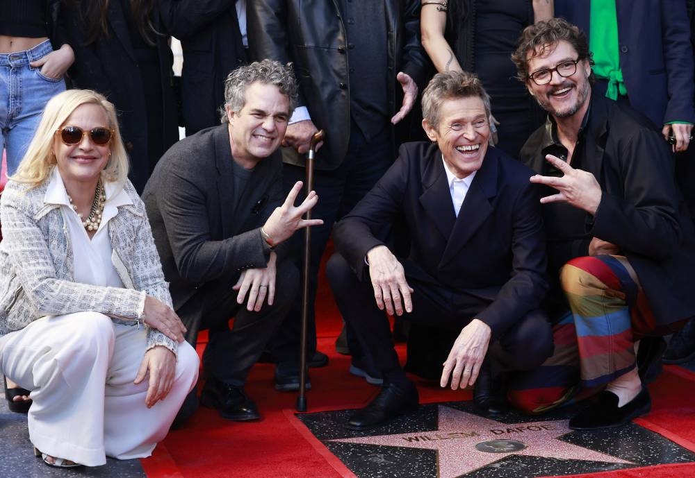 Con la ganadora del Óscar, Patricia Arquette; Mark Ruffalo y el chileno-estadounidense Pedro Pascal. / AFP