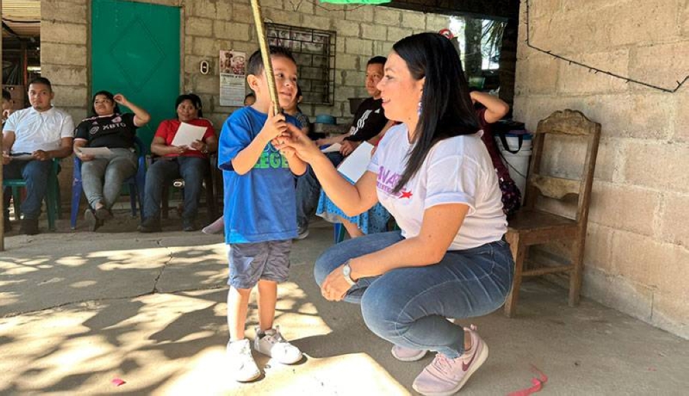 Anabel Belloso, del FMLN, de visita en Rosario de Mora. / FMLN