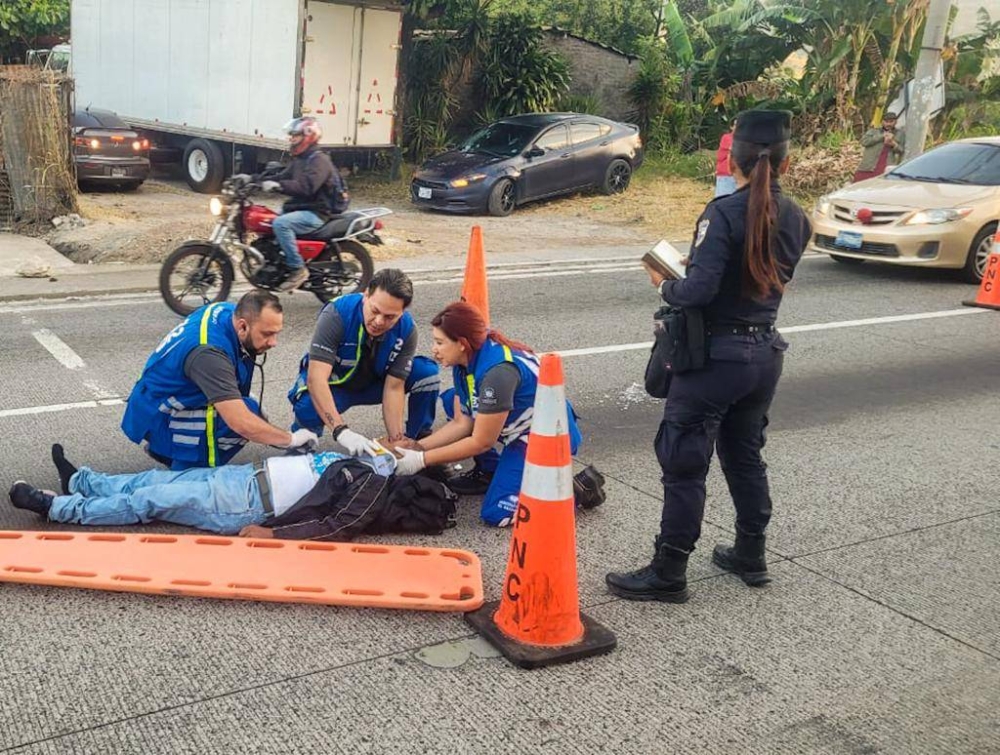 Socorristas llegaron a la zona del accidente para atender al motociclista que resultó lesionado. / PNC.