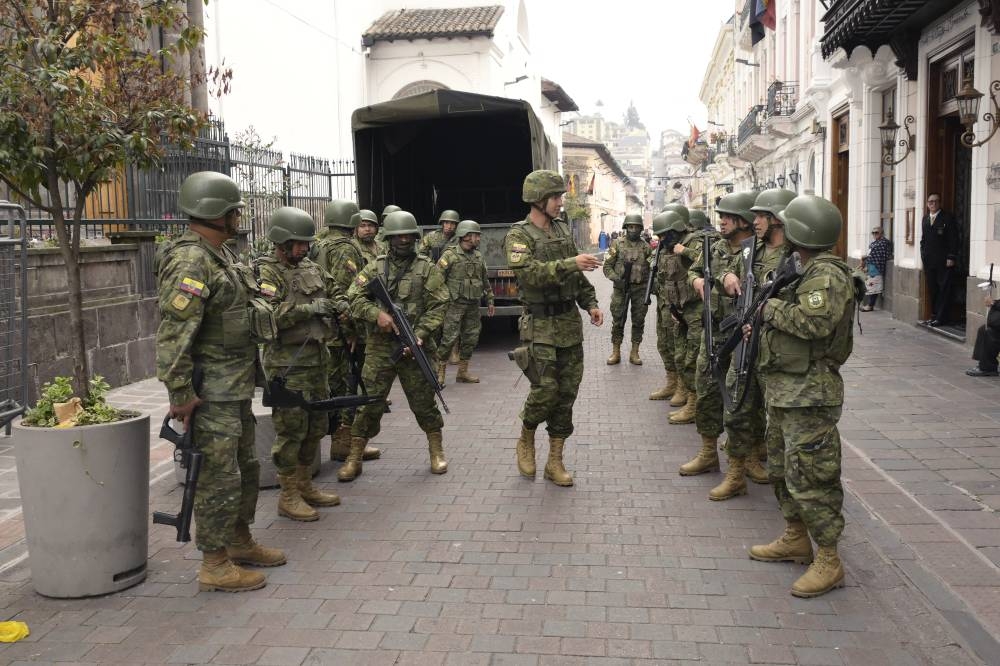 Los soldados están desplegados en el centro de Quito el 9 de enero de 2024, un día después de que el presidente ecuatoriano, Daniel Noboa, declarara el estado de emergencia tras la fuga de prisión de un peligroso jefe narco.  / AFP.