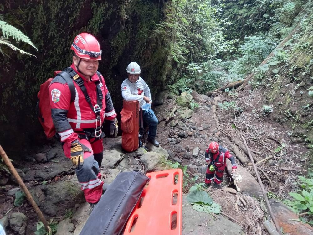 Unidades socorristas y rescatistas llegaron al lugar de los hechos para auxiliar al adulto mayor. / Cruz Roja Salvadoreña.