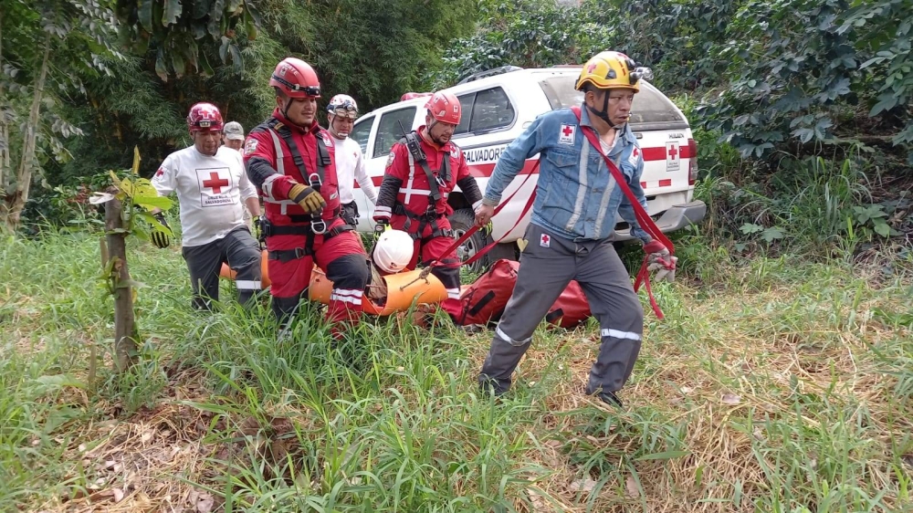 Los socorristas trasladaron al hombre de 50 años a un centro asistencial. / Cruz Roja Salvadoreña.