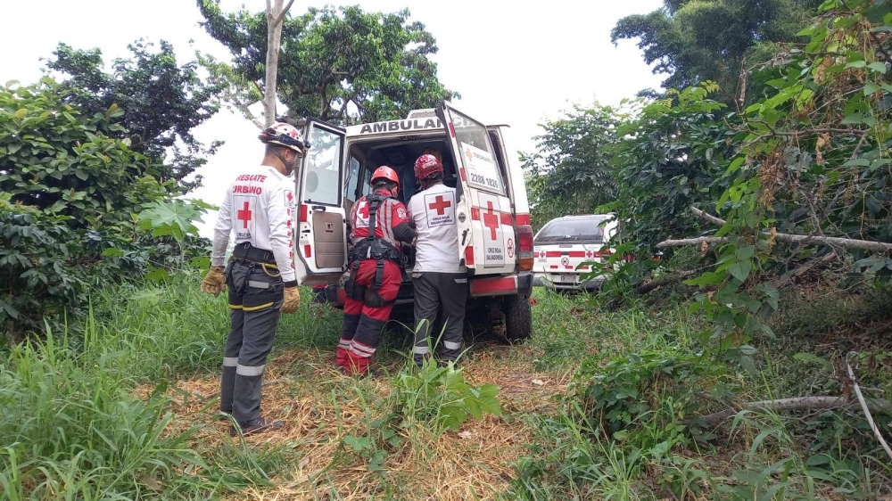 El adulto mayor fue llevado en la ambulancia de la institución al centro médico. / Cruz Roja Salvadoreña.