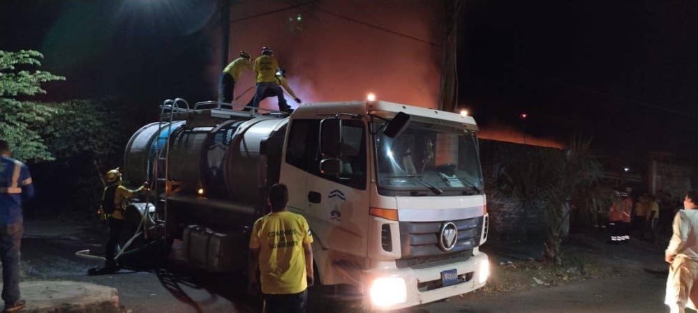 Los equipos utilizaron una bombas de agua de la municipalidad de Sonsonate para sofocar el incendio, / cortesìa.