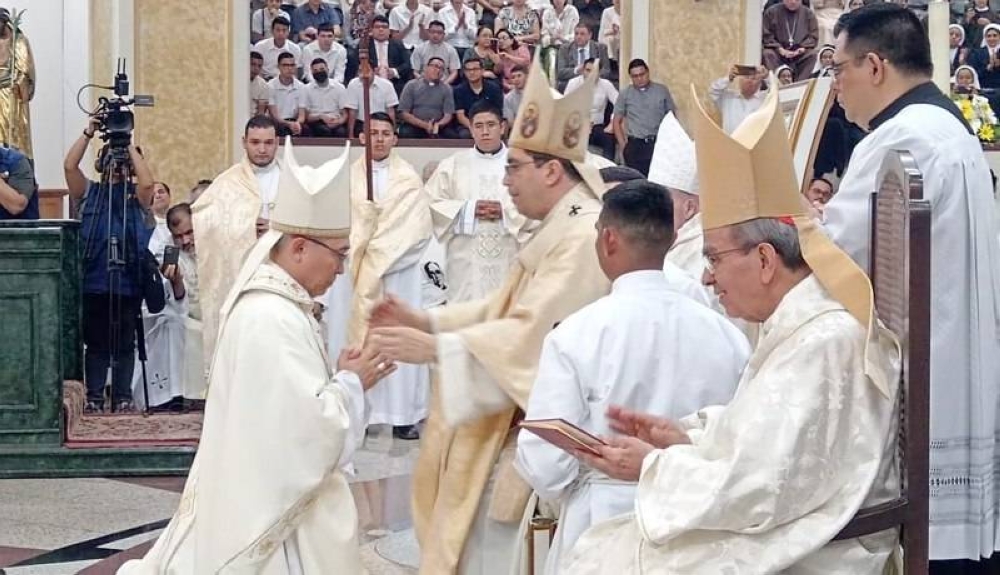 Los principales líderes de la Iglesia Católica encabezaron el rito episcopal de ordenación de monseñor Óscar Álvarez Orellana. Cortesía Arzobispado de SS
