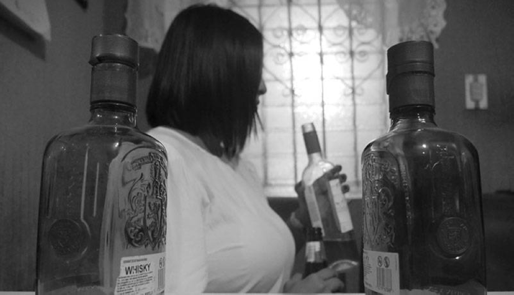 El alcohol fue uno de los refugios que Jennifer Pérez encontró ante la depresión. / Michelle Rivera