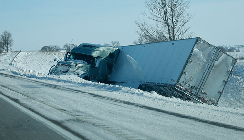 Un trailer terminó destrozado en la zanja a lo largo de la Interestatal 80  cerca de Williamsburg, Iowa.AFP