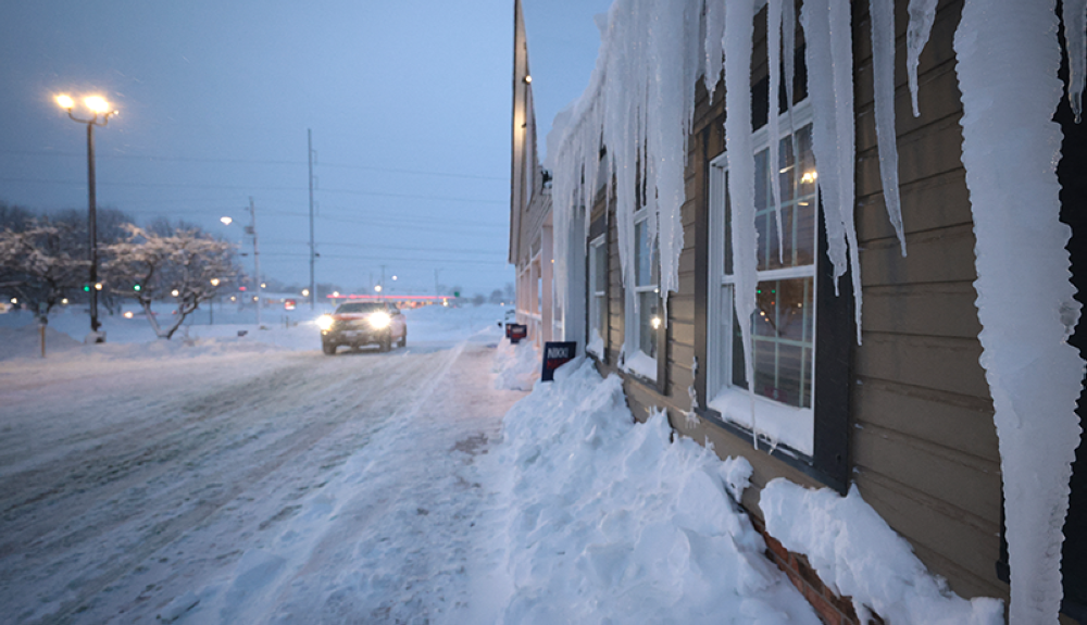 Formaciones de hielo cuelgan en casa de Davenport, Iowa, durante la fuerte tormental polar que efacta a EEUU.AFP