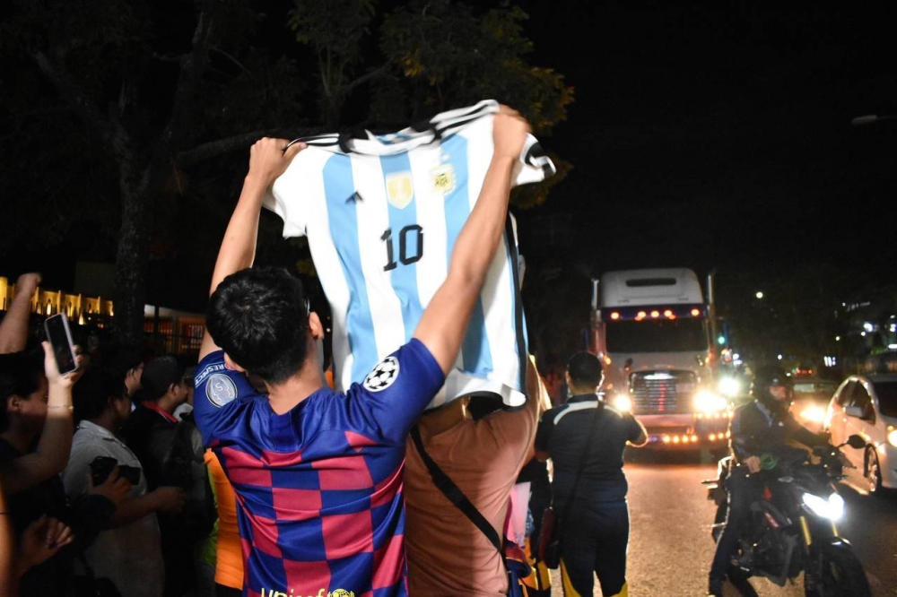 Los aficionados salvadoreños se hicieron presentes con camisetas del Barcelona y Argentina. / Emerson Del Cid