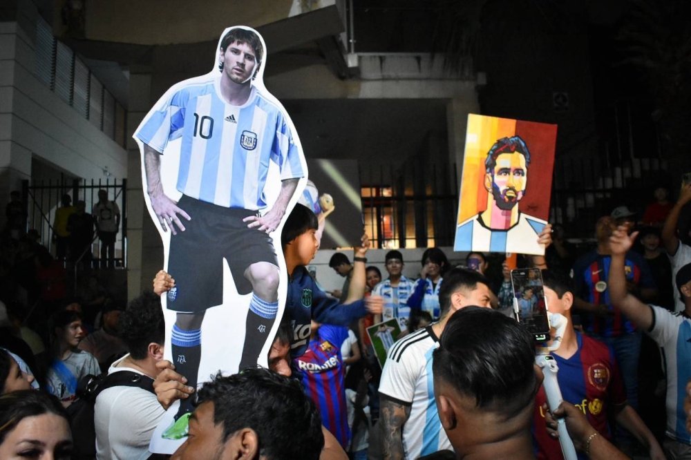 Algunos aficionados se hicieron presentes con gigantografías de Messi. / Emerson Del Cid