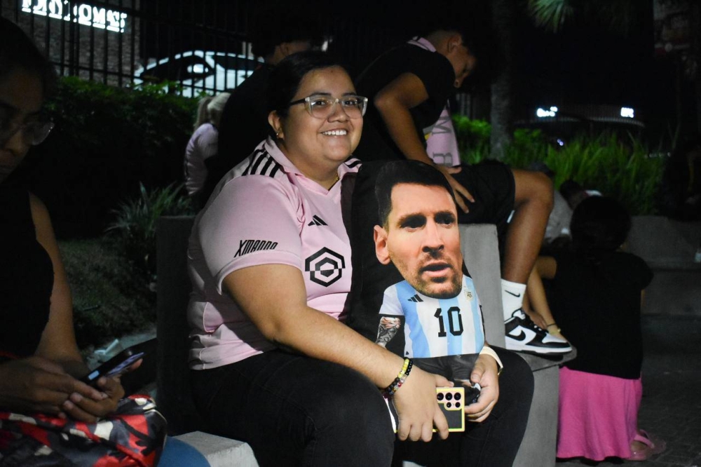 Una aficionada llegó con un cojín personalizado de Messi. / Emerson Del Cid