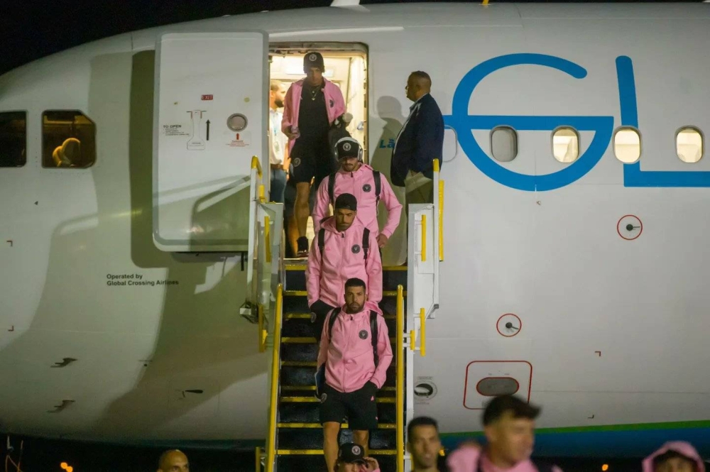 Jordi Alba y Luis Suárez en su llegada a El Salvador. / Meta Show