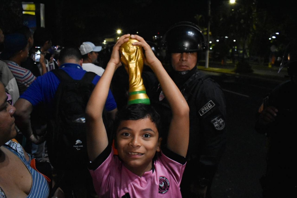 Niños llegaron al hotel con réplicas de la copa del mundo. / Emerson Del Cid