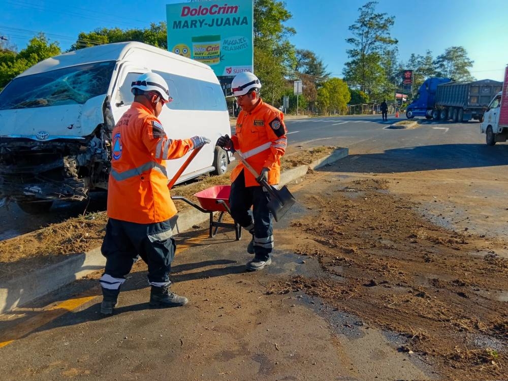 El equipo táctico de Protección Civil realizó trabajos de limpieza en la carretera a Sonsonate debido a que se derramó aceite.
