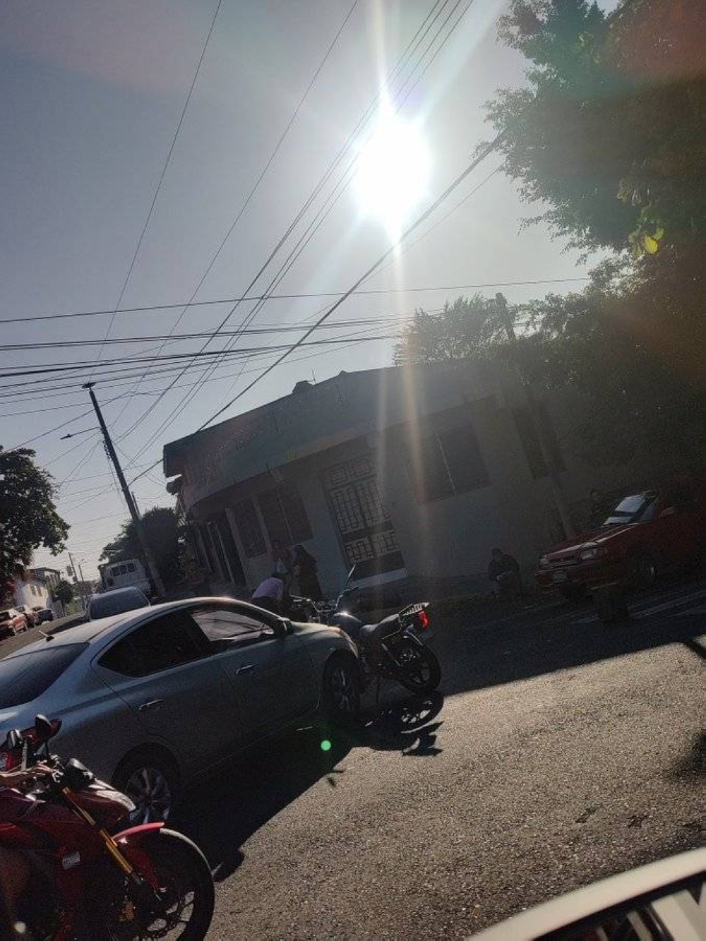 Accidente de tránsito reportado por un usuario en redes sociales ocurrido en la calle 15 de septiembre en San Salvador.