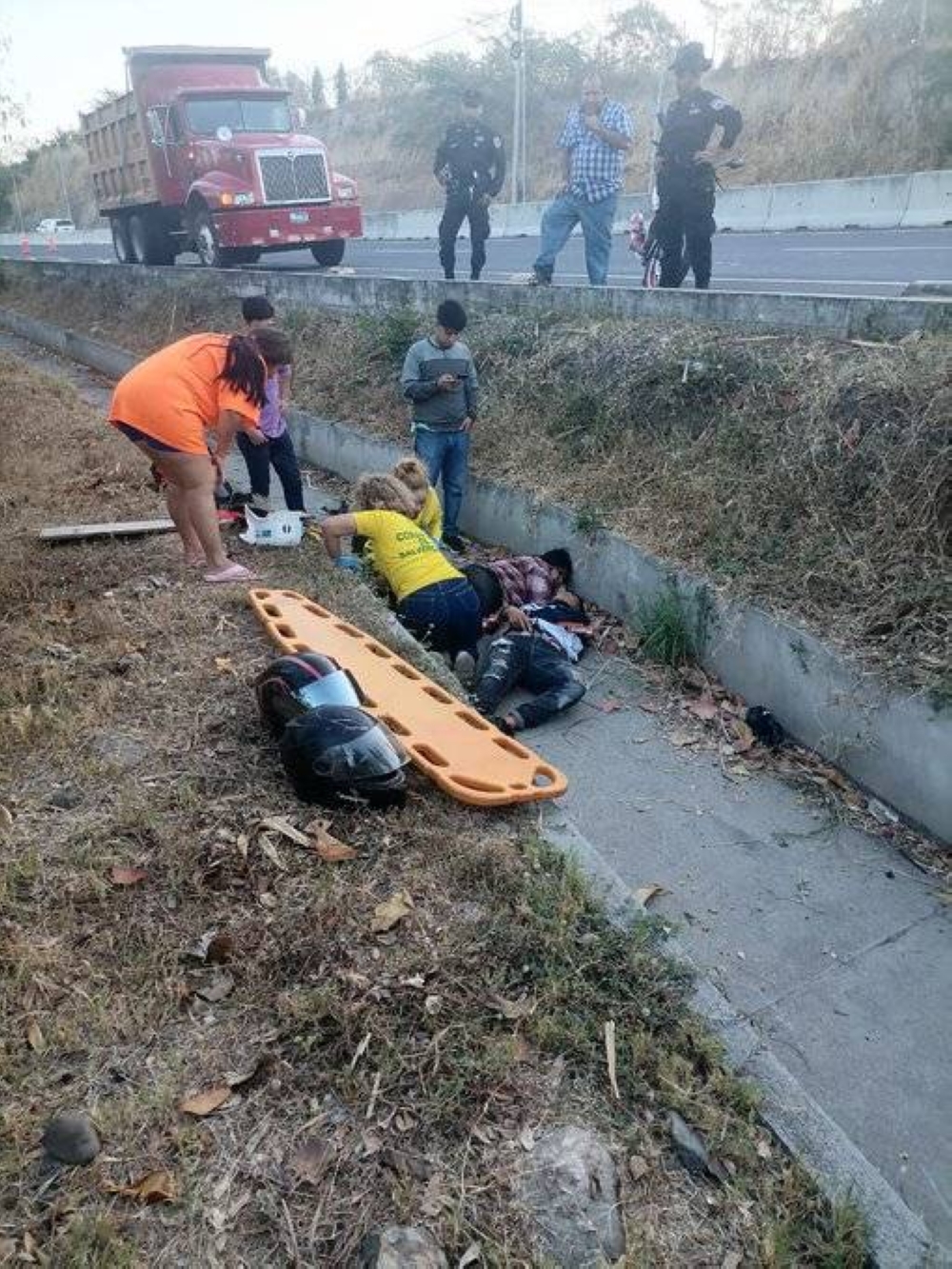 Dos motociclistas resultaron lesionados luego de impactar contra una volqueta en la autopista Comalapa.