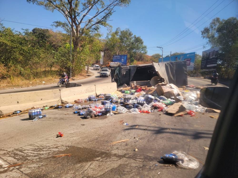 Un camión que transportaba bebidas volcó en la carretera hacia el Puerto de La Libertad.