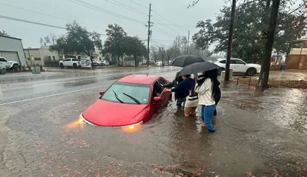 Calles desbordadas en el este de Nueva Orleans, Luisiana, arrastraban a vehículos. Weather Nation