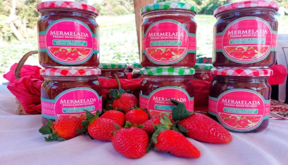 La cooperativa también produce mermelada de fresa que distribuye en mercados locales./ Acofresa
