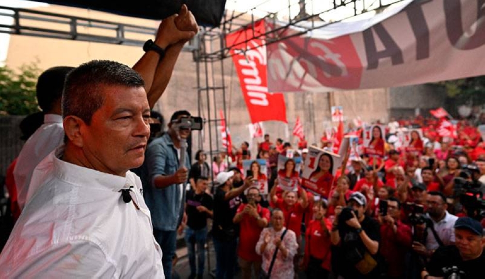 El domingo, Manuel Flores, del FMLN, en acto de cierre de campaña. / AFP.