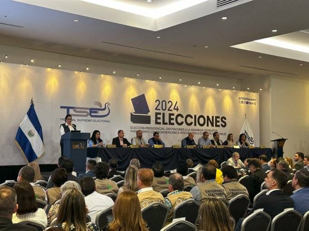 Magistrados del Tribunal Supremo Electoral (TSE) dirigen el acto de apertura de la urna digital de votación electrónica de salvadoreños en el extranjero. / TSE.