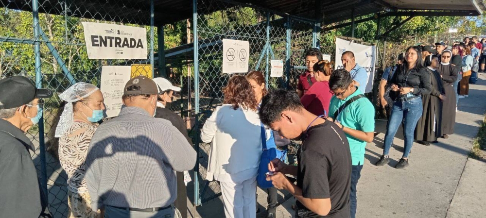 Salvadoreños a la espera de que abrieran los centros de votación. / Javier Maldonado.