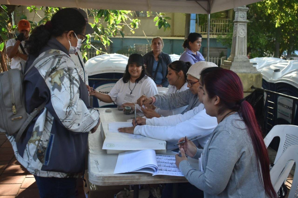 Salvadoreños haciendo ejercicio del sufragio / Verónica Crespin.