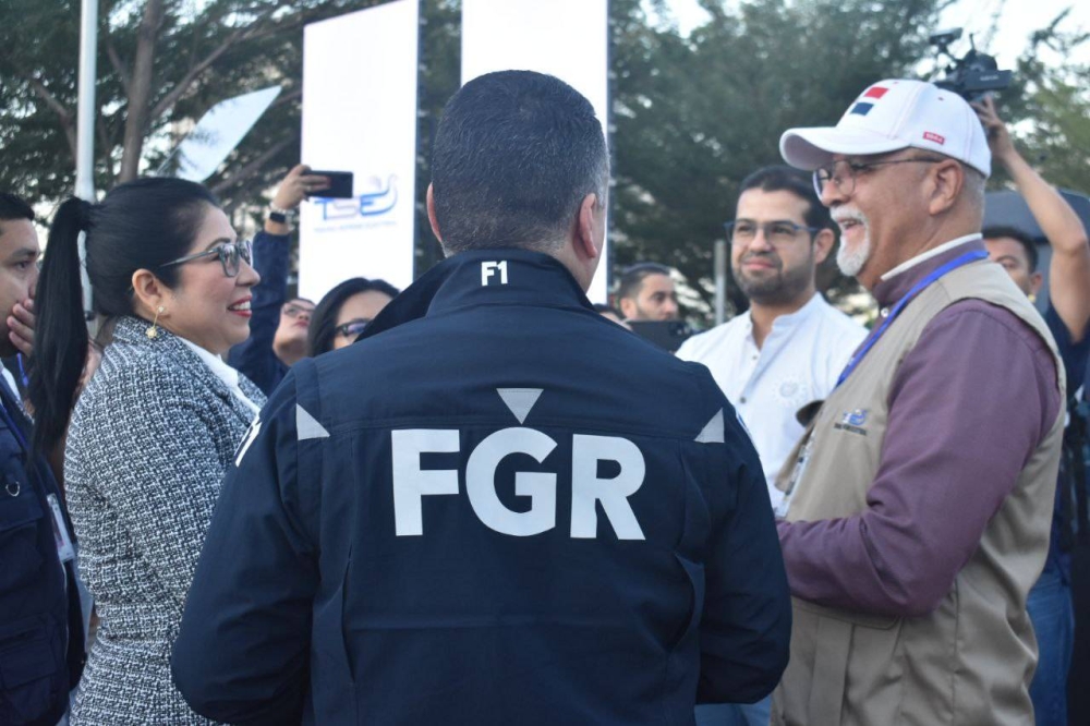 El Fiscal General de la República, Rodolfo Delgado junto a la masgistrada presidenta del Tribunal Supremo Electora, Doris de Barahona.