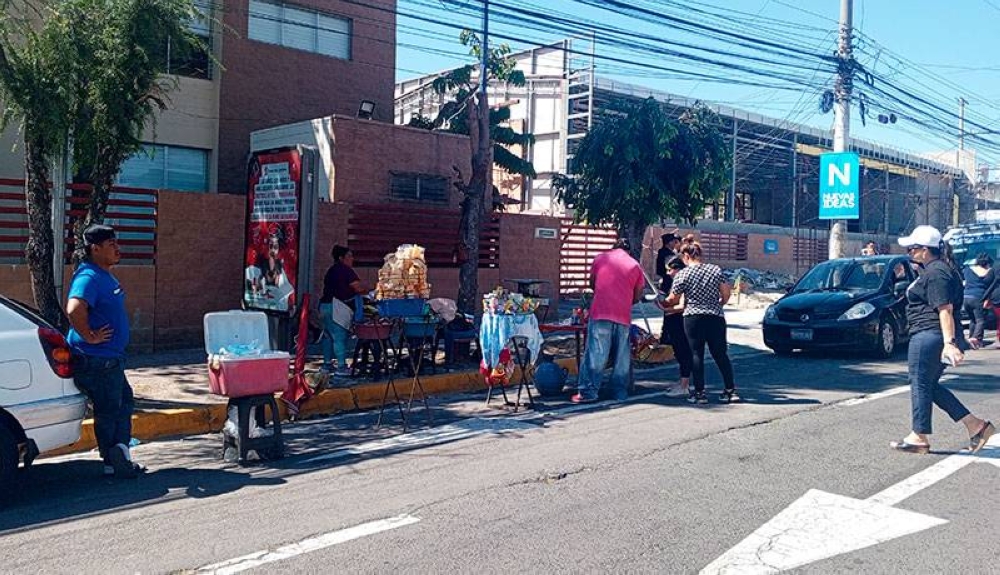 Comerciantes aprovecharon el día para vender bebidas y alimentos. / DEM