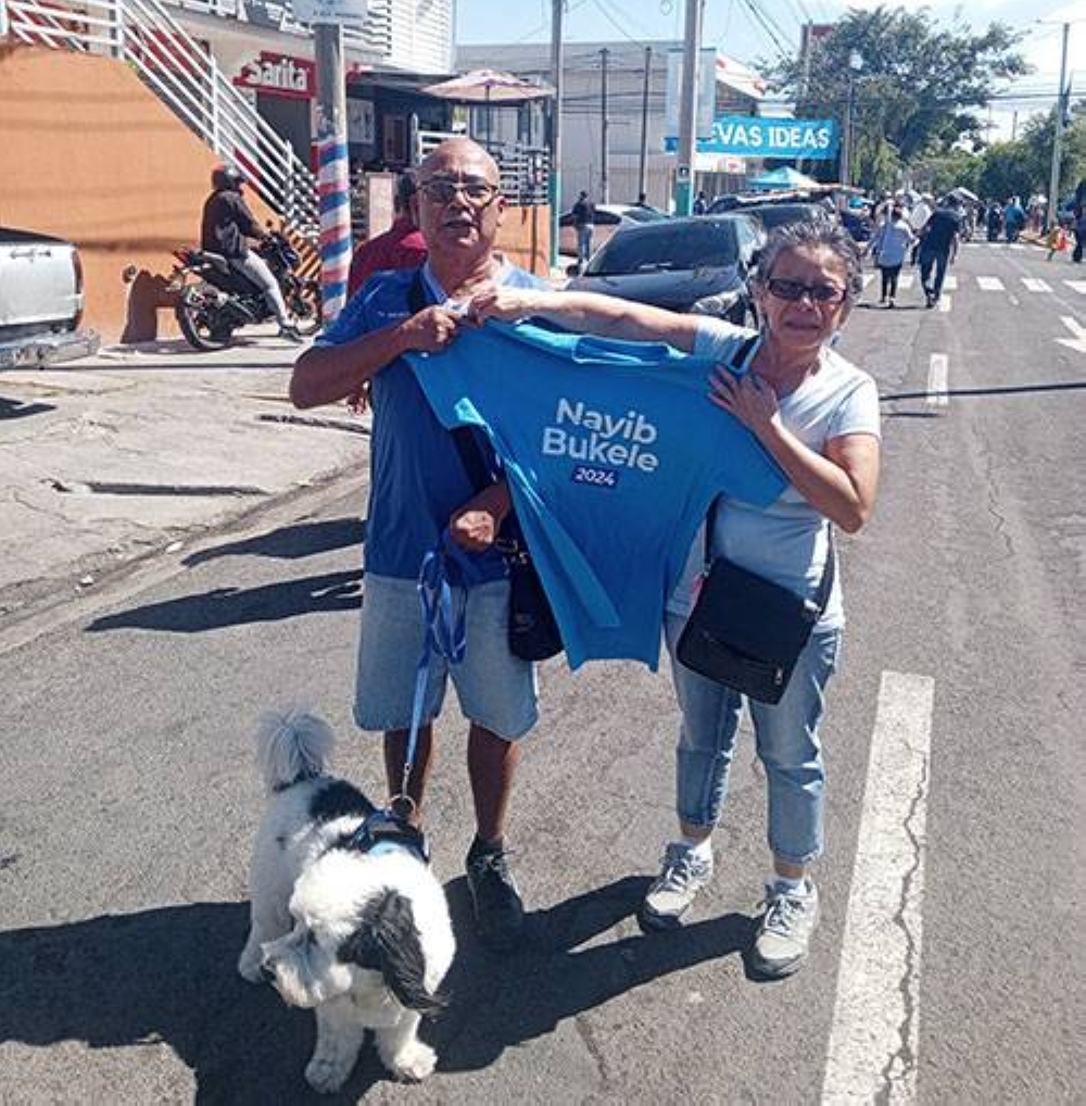 José Espinoza junto a sus esposa y su mascota en las elecciones. / DEM