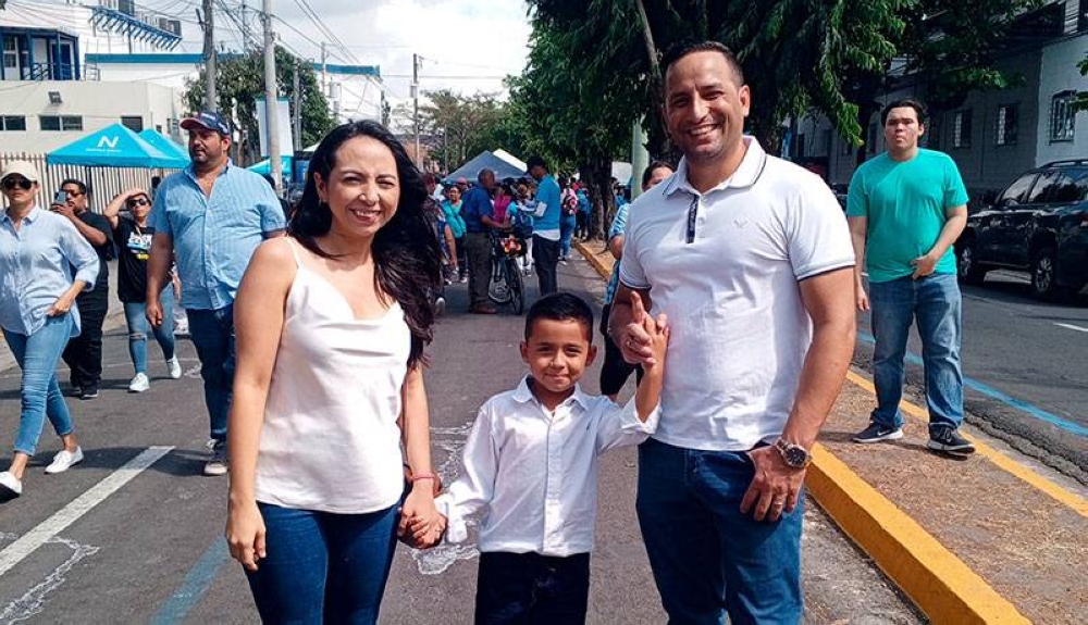 Ricardo González junto a su esposa e hijo en la Avenida Olímpica. / DEM