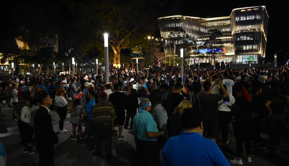 Deecenas de ciudadanos se concentraron en la plaza Gerardo Barrios en el centro de San Salvador, para celebrar con Nayib Bukele. Foto DEM-Emerson Del Cid