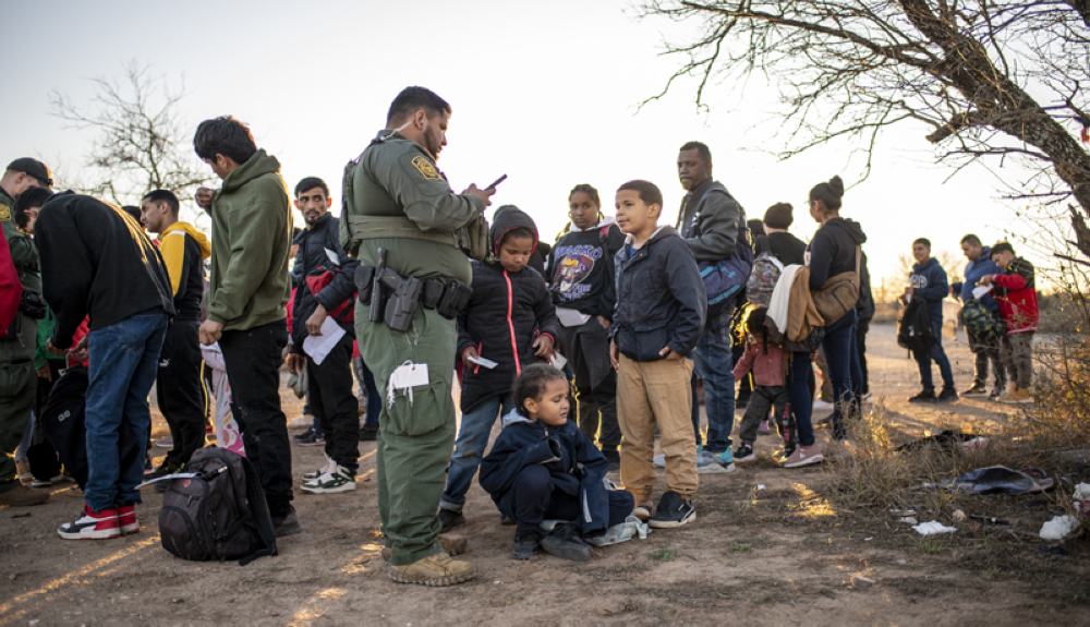 Niños migrantes son procesados por agentes de la Patrulla fronteriza en Texas. AFP.