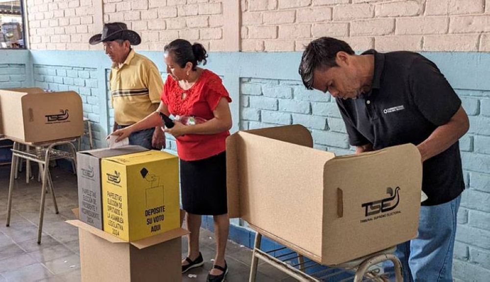 Arena ha considerado pedir la nulidad de las elecciones generales; el FMLN, de las legislativas. / DEM.