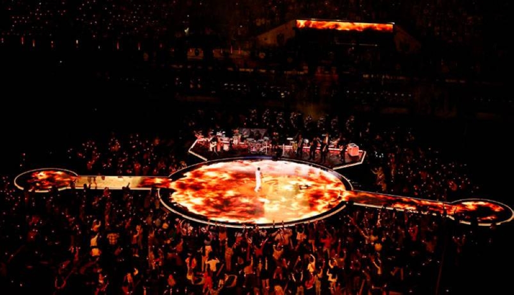 Usher utilizó un modesto escenario que fue rodeado de decenas de bailarines. / AFP