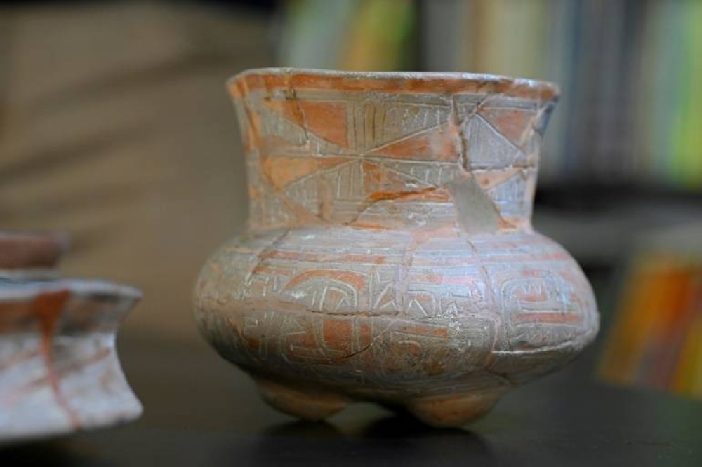 Una vasija hallada en la Amazonía ecuatoriana y exhibida en el museo Weilbauer-Porras de la Universidad Católicia (PUCE) en Quito, el 2 de febrero de 2024 / AFP.