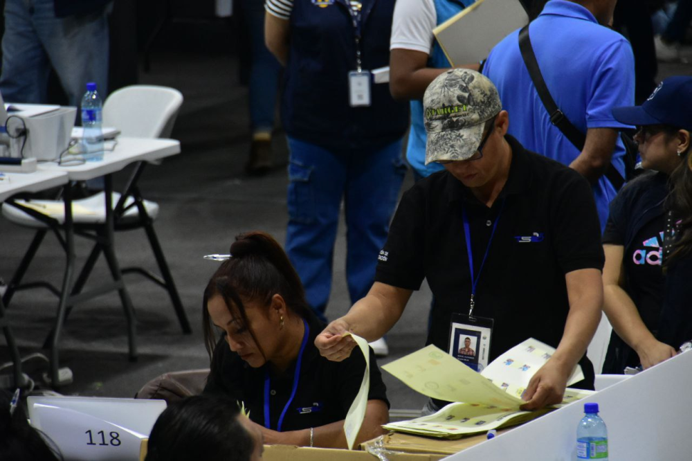 Miembros de las mesas electorales siguen contando votos de las cajas abiertas el domingo. / Juan Martínez.
