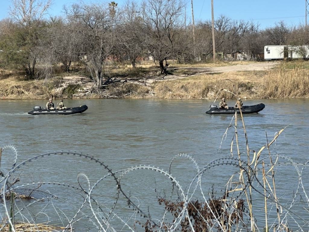 Militares de Texas patrullan el río Grande en la frontera con México.