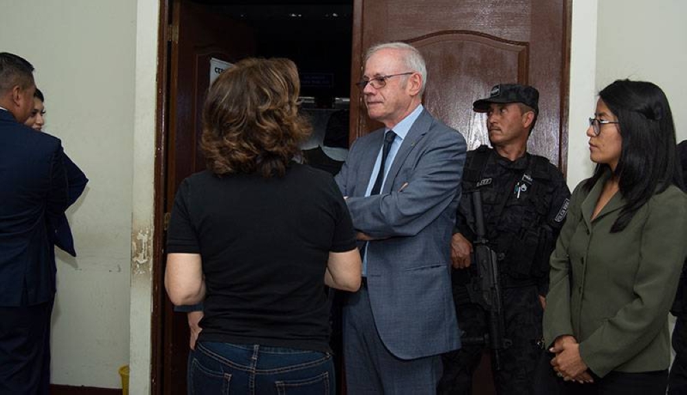 El embajador de Brasil en El Salvador, Luiz Eduardo de Aguiar Villarinho Pedroso, llegó a la sala de audiencia ayer. Vanda Pignato es brasileña. / Lisbeth Ayala