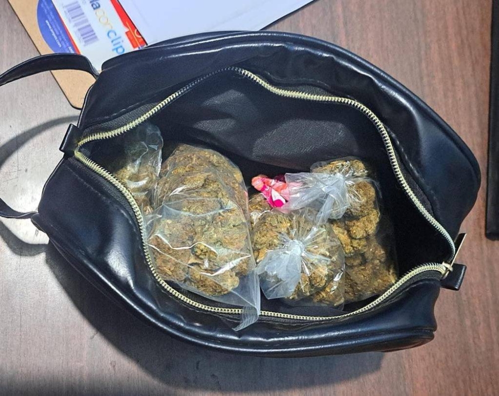 Paquetes de marihuana que fueron decomisados a uno de los detenidos / PNC.