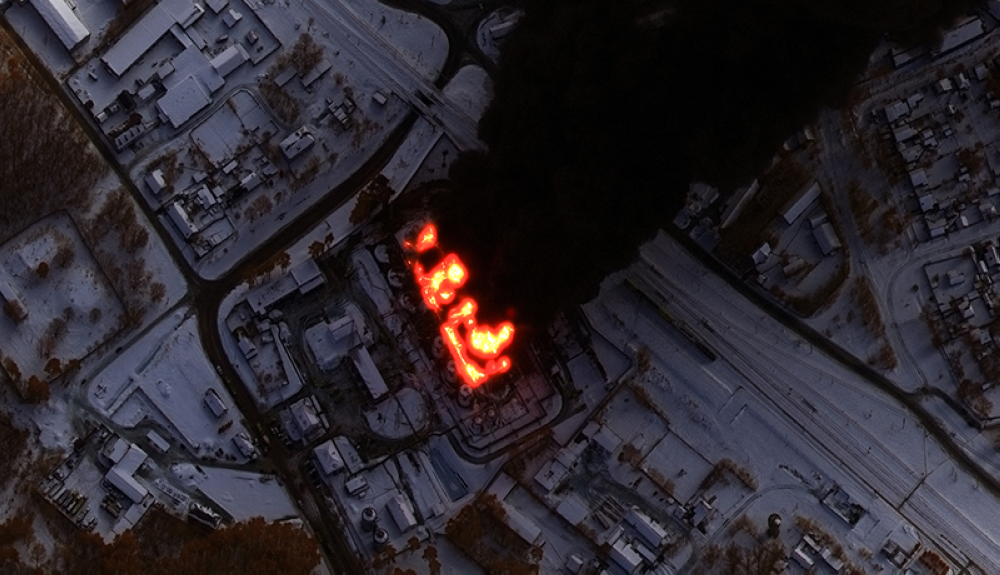 Esta imagen satelital publicada el 24 de febrero de 2024 por Maxar Technologies muestra una vista de cerca en infrarrojos en color de una refinería de petróleo en llamas, en Klintsy.AFP