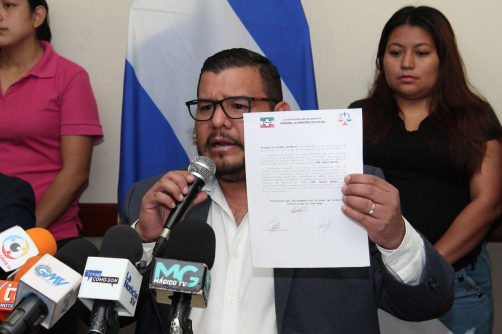 Juan Carlos Montes, concejal de San Salvador, muestra la carta del Tribunal de Primera Instancia en donde le notifican la expulsión. / Lisbeth Ayala.