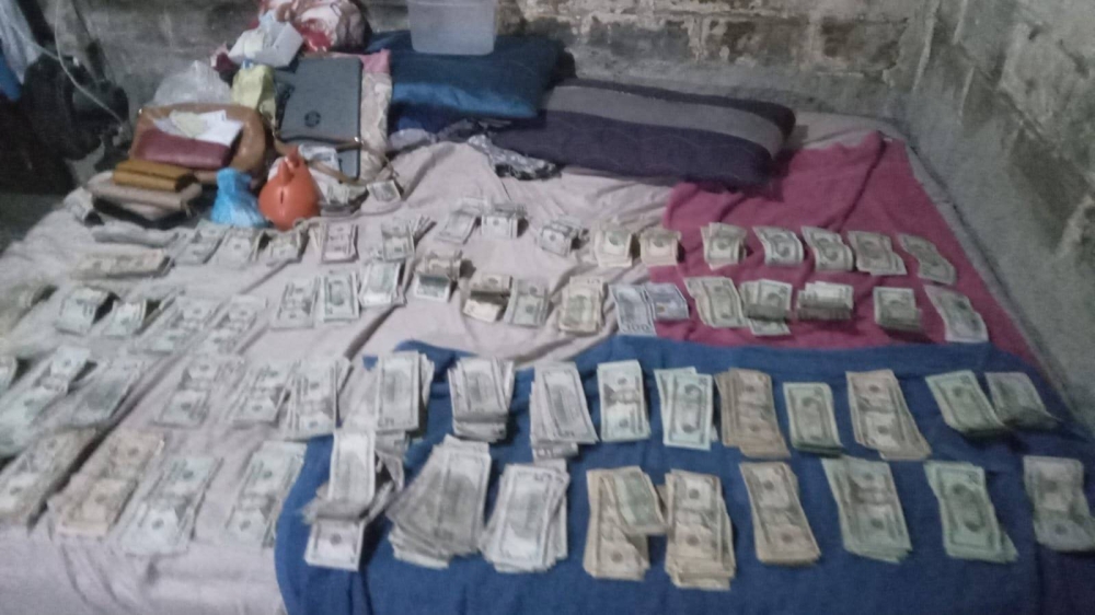 Dinero incautado tras el allanamiento en una vivienda de una pareja que extorsionaba en el municipio de Colón, La Libertad.