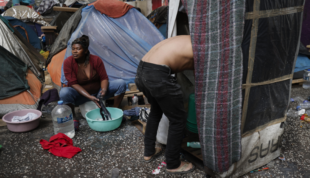 Los migrantes viven en condiciones inhumanas en campamentos clandestinos en México. AFP.