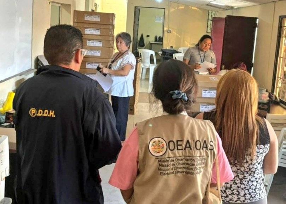 Distribuyen paquetes con las papeletas de votación y otros materiales electorales ante la observación de la Organización de Estados Americanos (OEA) y de la Procuraduría para la Defensa de los Derechos Humanos (PDDH).