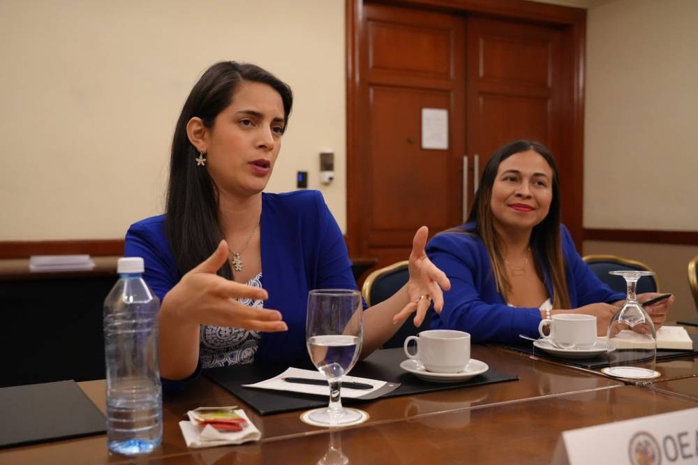Claudia Ortiz y la candidata a alcalde de La Libertad Sur, Xiomara Lazo. / @OEA_oficial