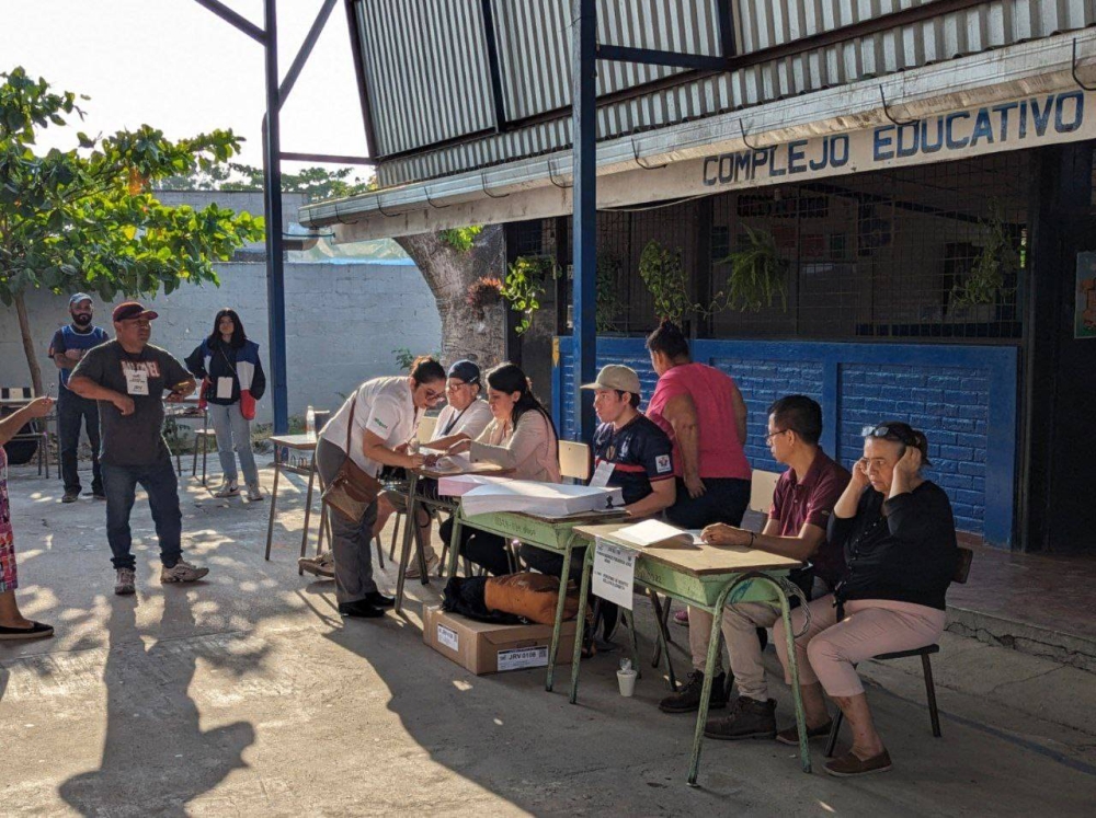 Una JRV del complejo educativo Profesora Angela de Jesús Hernández de Romero, en Apopa, abrió a las 7:30 a.m. / Juan Martínez.