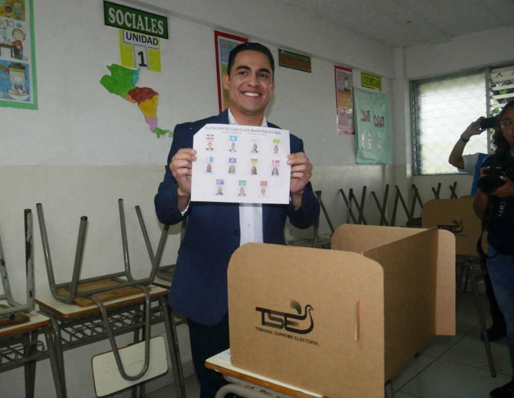Henry Flores, candidato a alcalde de Nuevas Ideas en La Libertad Sur, ya acudió a votar. / Jessica Guzmán.