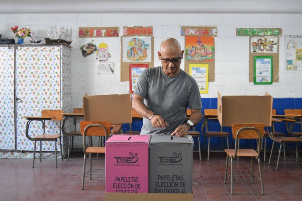 Un salvadoreño vota en el centro de votación Walter Thilo Teininger. / Lisbeth Ayala.